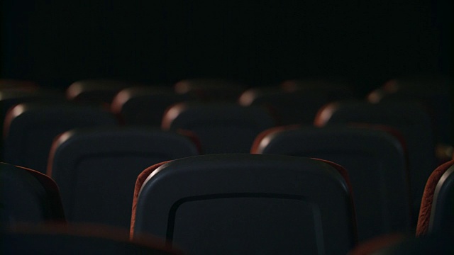 电影院里空着舒适的座位。剧院大厅里空着扶手椅视频素材