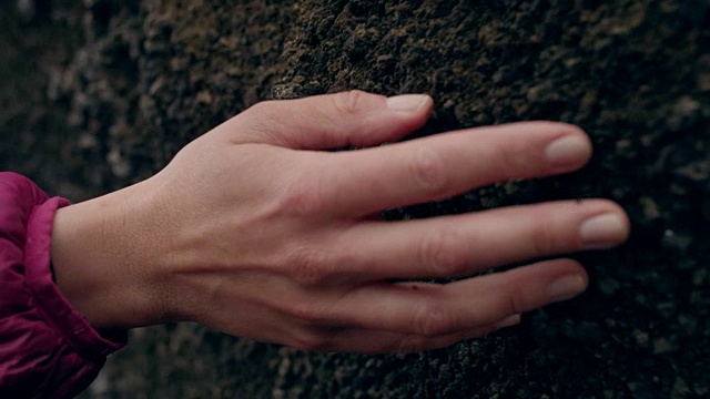 与大自然接触。触摸岩石和苔藓的女人视频素材