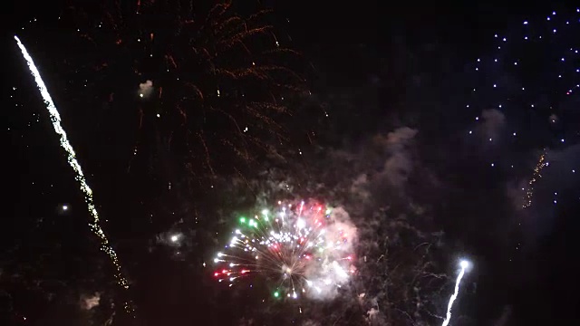 奇妙的多色烟花与烟雾在夜空背景，庆祝和节日的概念4k镜头视频素材
