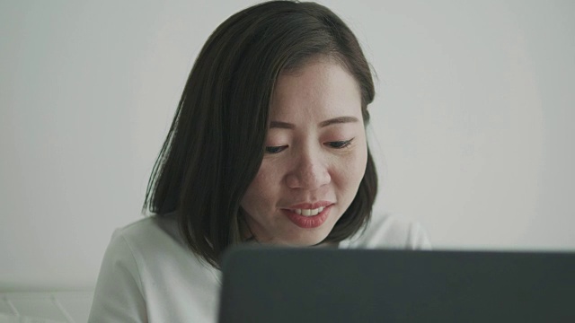 女人用笔记本电脑和朋友聊天视频素材