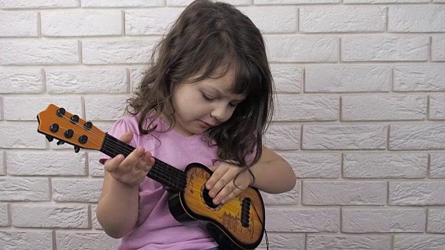 孩子们在弹吉他视频下载