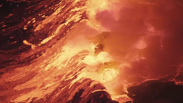 2011年9月，刚果民主共和国尼亚罗贡戈，夜晚，火山口边缘发光的熔岩泡视频下载