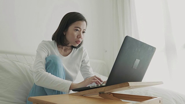 女人在用笔记本电脑视频素材