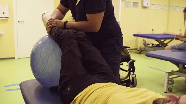 年轻的残疾人在康复中心做运动视频下载