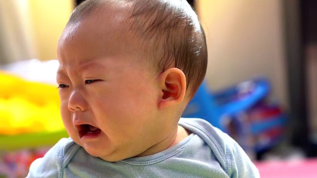 愤怒的小婴儿带着悲伤的表情，尖叫着，哭泣着。视频素材