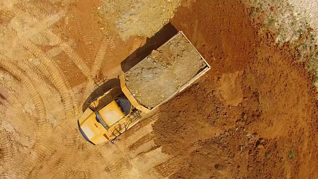 卡车在泥泞的道路上行驶的鸟瞰图。视频素材