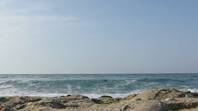 在克里特岛的海滩上，一个成年人从海里出来视频下载