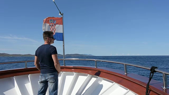 成年男子航行在亚得里亚海到克罗地亚岛视频下载