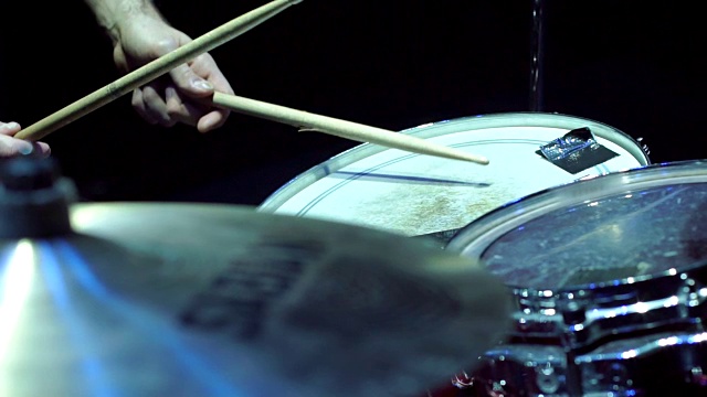 手鼓手在鼓上演奏，特写。视频素材