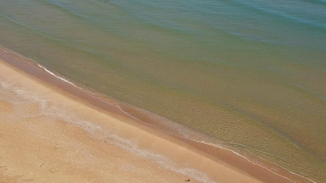 在沙滩上的透明波浪的鸟瞰图视频素材