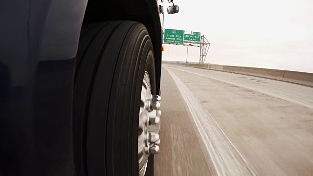 POV摄像头安装在大型商用半卡车或客车前右轮胎;在冬天沿着I-480北路行驶- I-29，苏城，堪萨斯城的高速公路出口标志。视频下载
