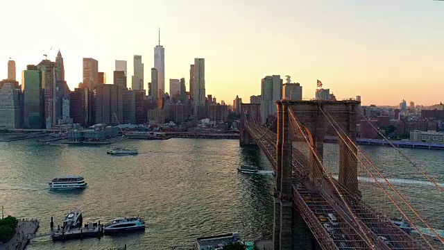 日落时分从布鲁克林高地到曼哈顿市中心和布鲁克林大桥的空中风景。视频下载