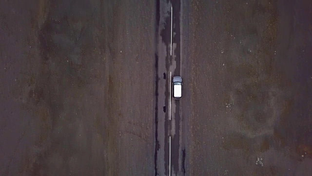 鸟瞰图的汽车4x4驾驶在冰岛的火山景观公路上-旅游目的地公路旅行冒险概念- 4K无人机拍摄视频素材