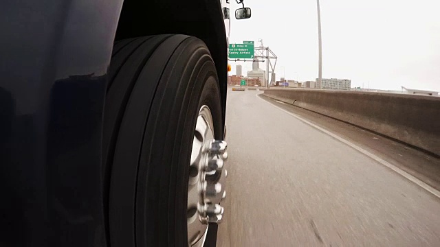 POV摄像头安装在大型商用半卡车或客车前右轮胎;在冬季沿着480号州际公路向西行驶，到达奥马哈的天际线。视频下载