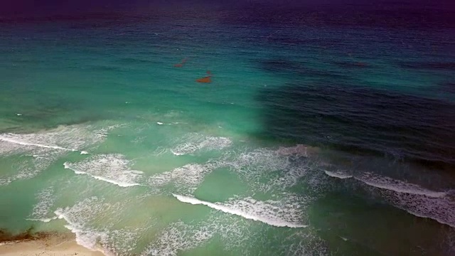 鸟瞰图:坎昆海滩全景鸟瞰图。视频素材