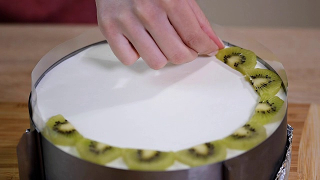 用猕猴桃装饰蛋糕美味的奇异果蛋糕配果冻。视频素材