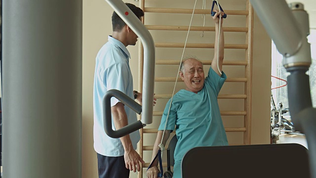 亚洲老人在医院理疗室拉绳子的实时视频视频下载
