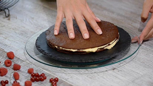 巧克力蜂蜜层蛋糕Medovik。专业的糖果师制作美味的蛋糕。视频素材