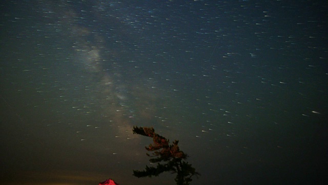 延时:夜晚移动的湖面上的星迹视频素材
