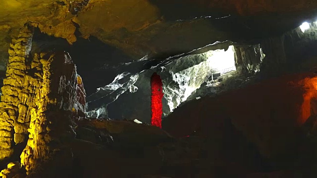 下龙湾宋索洞入口处的一个大石笋视频素材