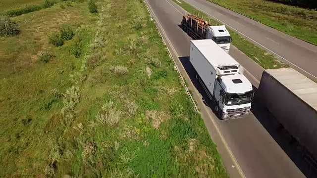 一辆白色等温货车正沿着公路行驶视频下载