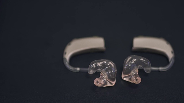 桌子上的两个助听器排列成心脏的形状视频下载