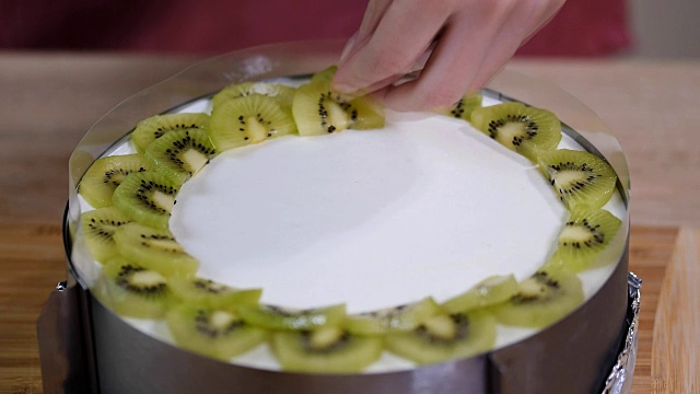 用猕猴桃装饰蛋糕美味的奇异果蛋糕配果冻视频素材
