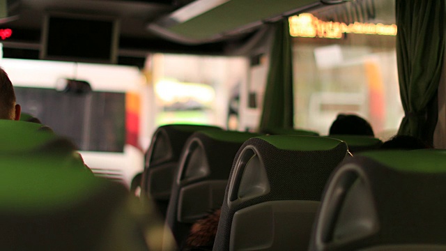 巴士内乘客视角。乘坐旅游车的人的POV视频下载