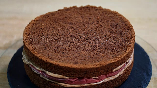 准备樱桃巧克力蛋糕。视频素材
