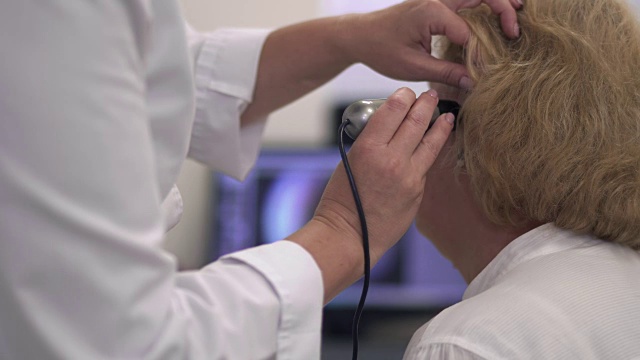 测试成年女性的听力敏感度视频下载