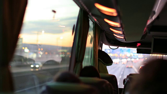 乘公共汽车旅行。乘客视角从巴士后面的POV视频下载