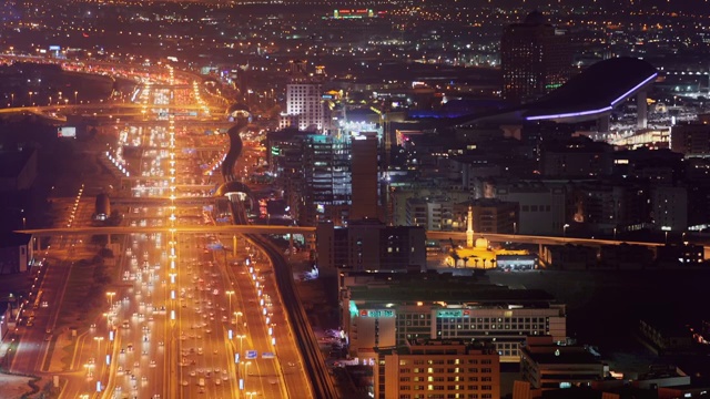 阿拉伯联合酋长国迪拜谢赫扎耶德路和码头晚上的交通状况视频下载