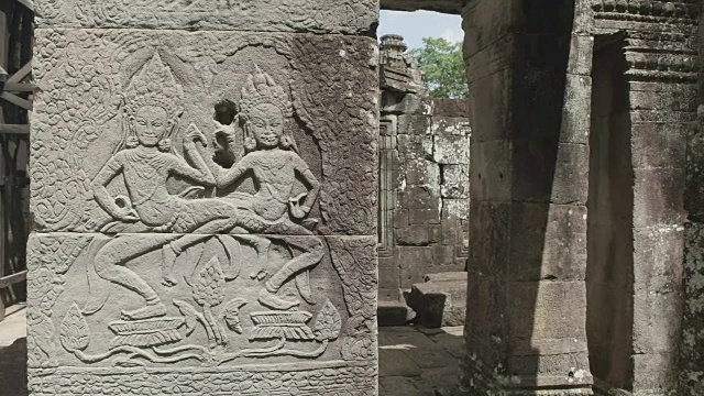 在banteay kdei寺庙里的女飞天舞者和荷花浮雕视频下载