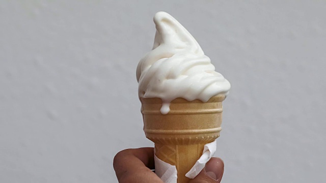 柔软的白色牛奶冰淇淋蛋卷供应视频素材