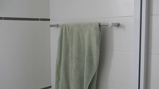浴室挂毛巾视频素材