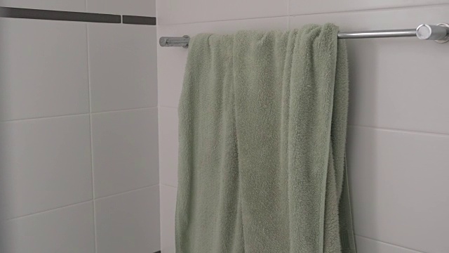 浴室挂毛巾视频素材