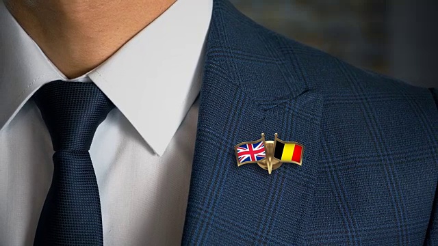 商人走向相机与朋友国家国旗别针英国-比利时。mov视频下载