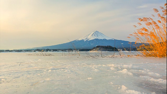 4k时间流逝日出山景。富士与川口湖冰封，冬季，日本视频素材
