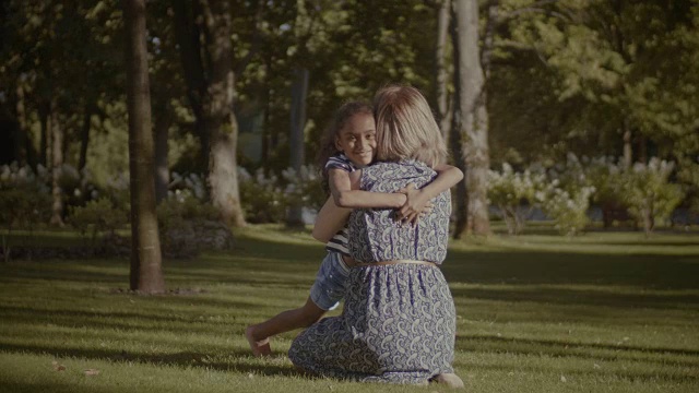 快乐的小女孩与她的母亲拥抱视频素材