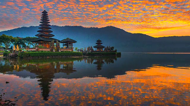 4K时间流逝电影日出场景Pura Ulun Danu Bratan寺庙，巴厘岛，印度尼西亚视频下载