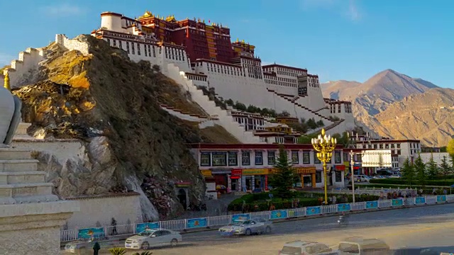 4K时间流逝电影日落场景与红绿灯布达拉宫，中国西藏视频素材