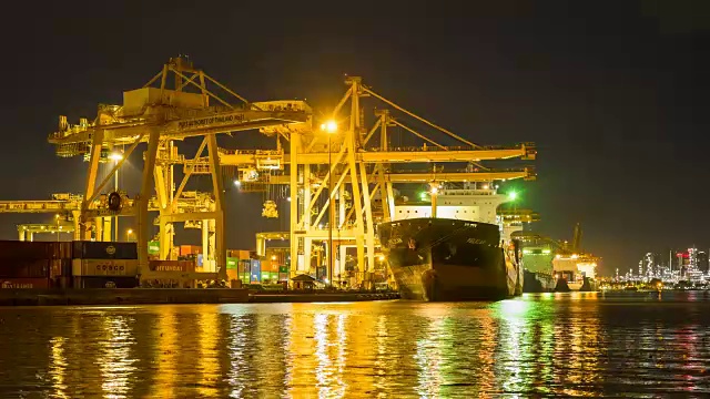 东南亚工业港口与集装箱船和货船在夜间的时间推移视频素材