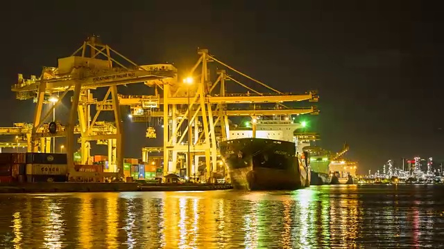东南亚工业港口与集装箱船和货船在夜间的时间推移视频素材