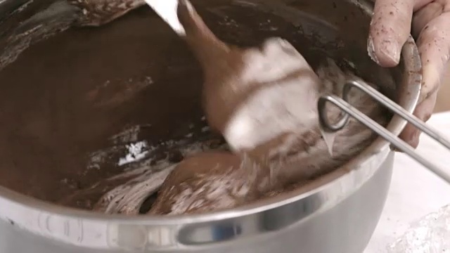 厨师混合奶油和可可视频素材