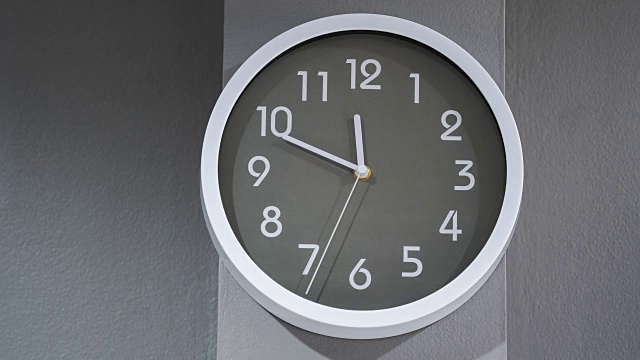 时钟在中午显示的时间间隔视频素材
