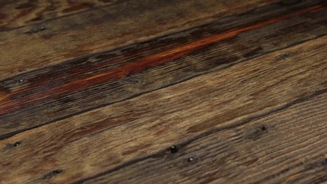 真正的老木纹，复古的深色背景。摄像机从左向右移动视频下载