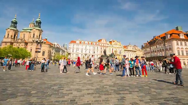 阳光明媚的一天，一群游客漫步在布拉格老城广场上视频素材