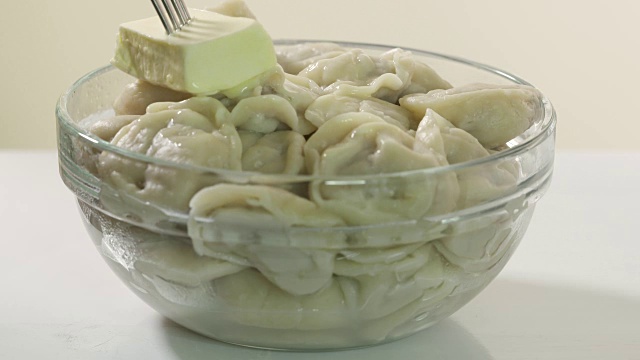 一碗自制的黄油水饺。传统的俄罗斯菜pelmeni视频素材