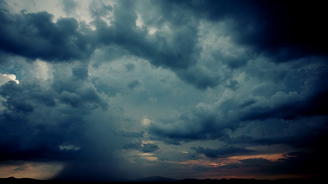 自然背景的时间流逝暴风雨的天空和大风黑色暴风雨的架子云与大雨视频素材