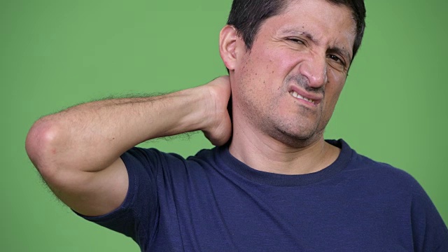 患有颈部疼痛的紧张的西班牙裔男子视频下载